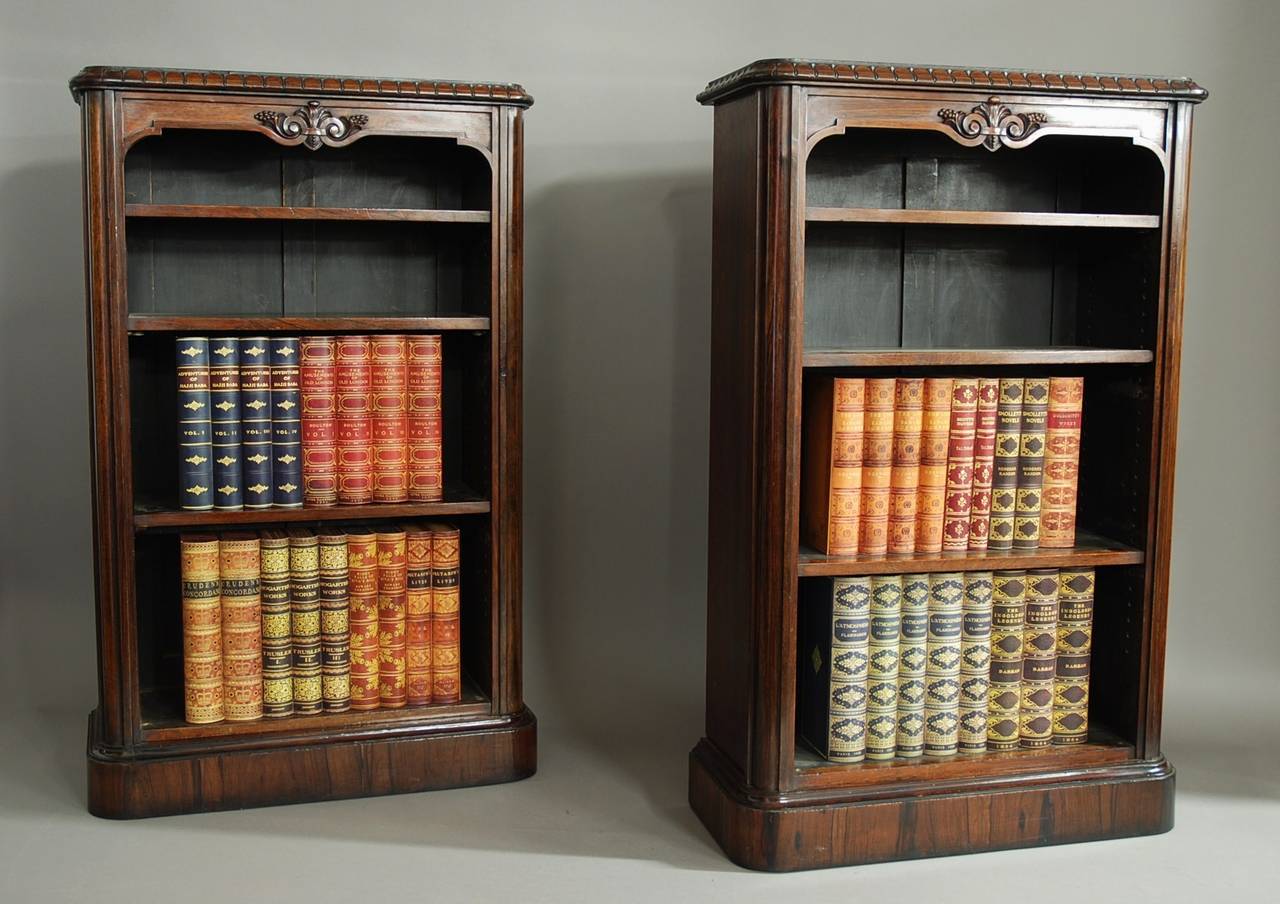 A good pair of William IV rosewood open bookcases with adjustable shelves.

These bookcases consist of a shaped top rail with a central carved design leading down to the open bookcase with three adjustable shelves. 

The edges to the bookcases