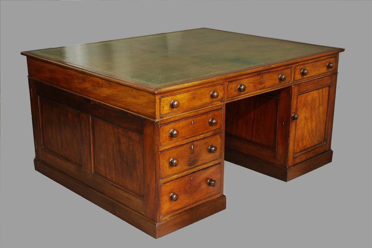 An early 19th century mahogany partners desk of good proportion.

This desk consists of an inset green leather top with gold tooled decoration surrounded by a moulded, cross banded mahogany edge.

To each side of the desk are three drawers