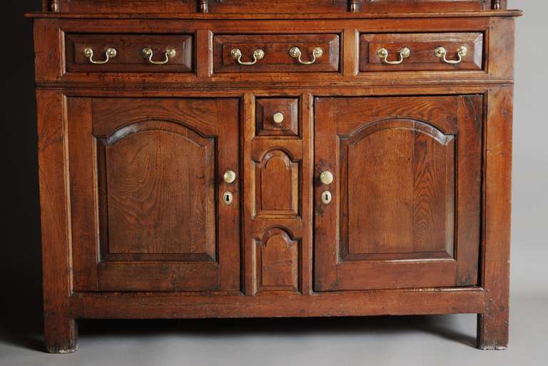 Mid-18th Century Welsh Oak 'Tridarn' Three Part Cupboard of Superb Patina (18. Jahrhundert und früher) im Angebot