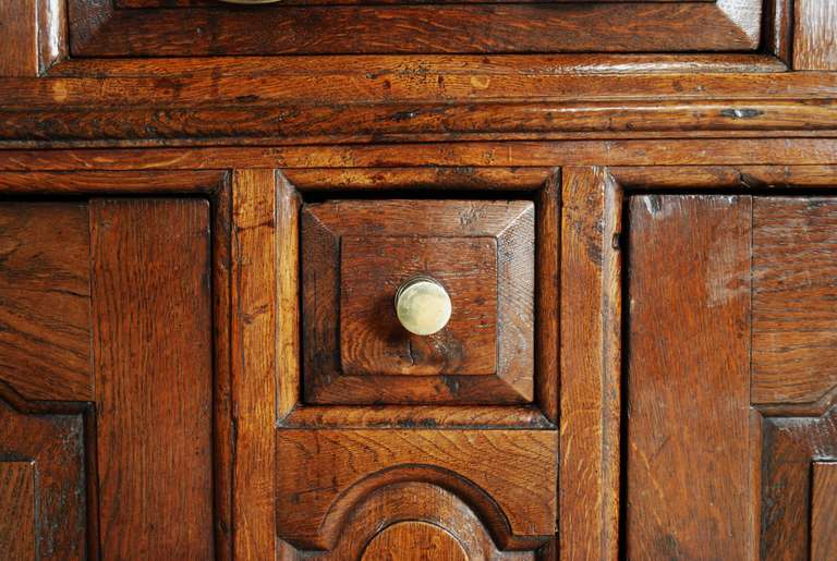 Mid-18th Century Welsh Oak 'Tridarn' Three Part Cupboard of Superb Patina im Angebot 4