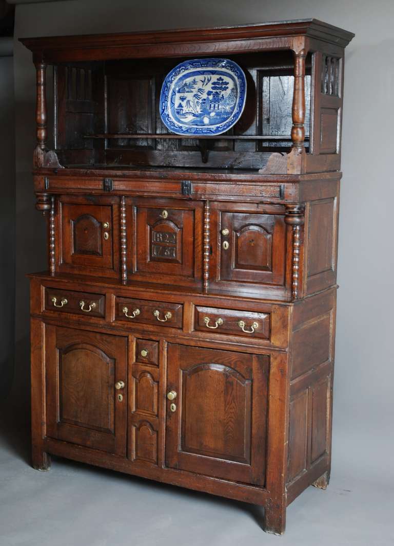 Mid-18th Century Welsh Oak 'Tridarn' Three Part Cupboard of Superb Patina (Walisisch) im Angebot