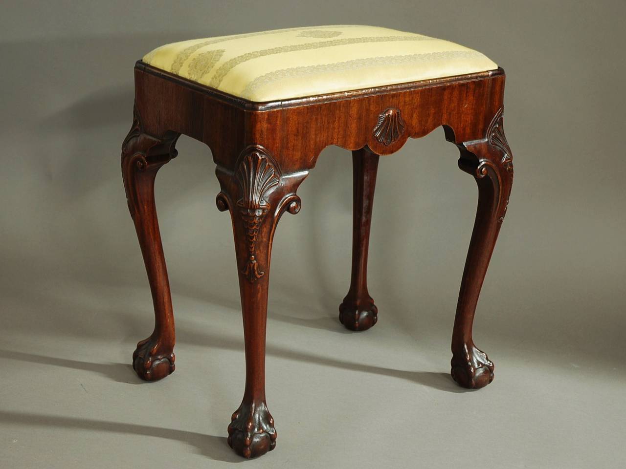 Queen Anne Early 20th century walnut cabriole leg stool