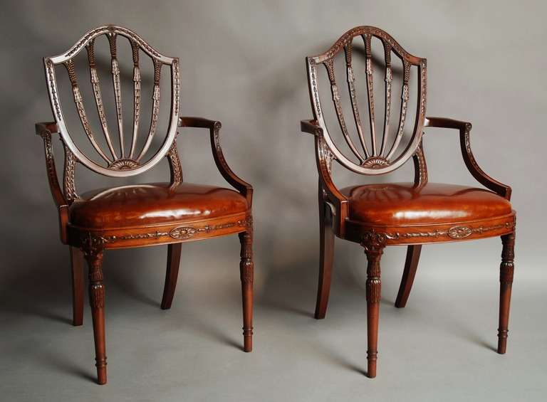 English Pair of Early 20th Century Mahogany Shield-Back Chairs