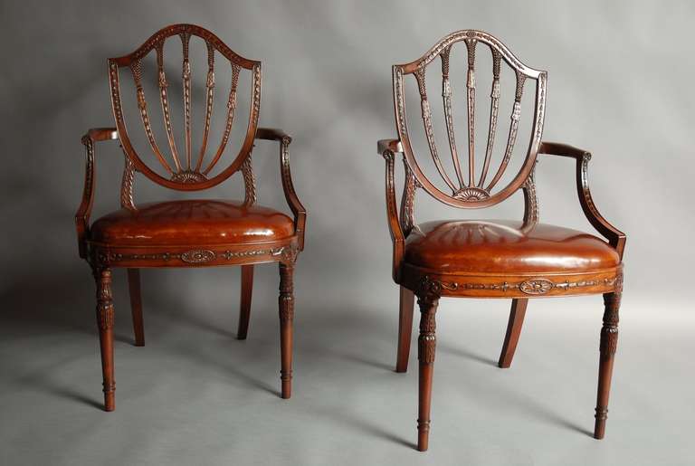 Pair of Early 20th Century Mahogany Shield-Back Chairs 1