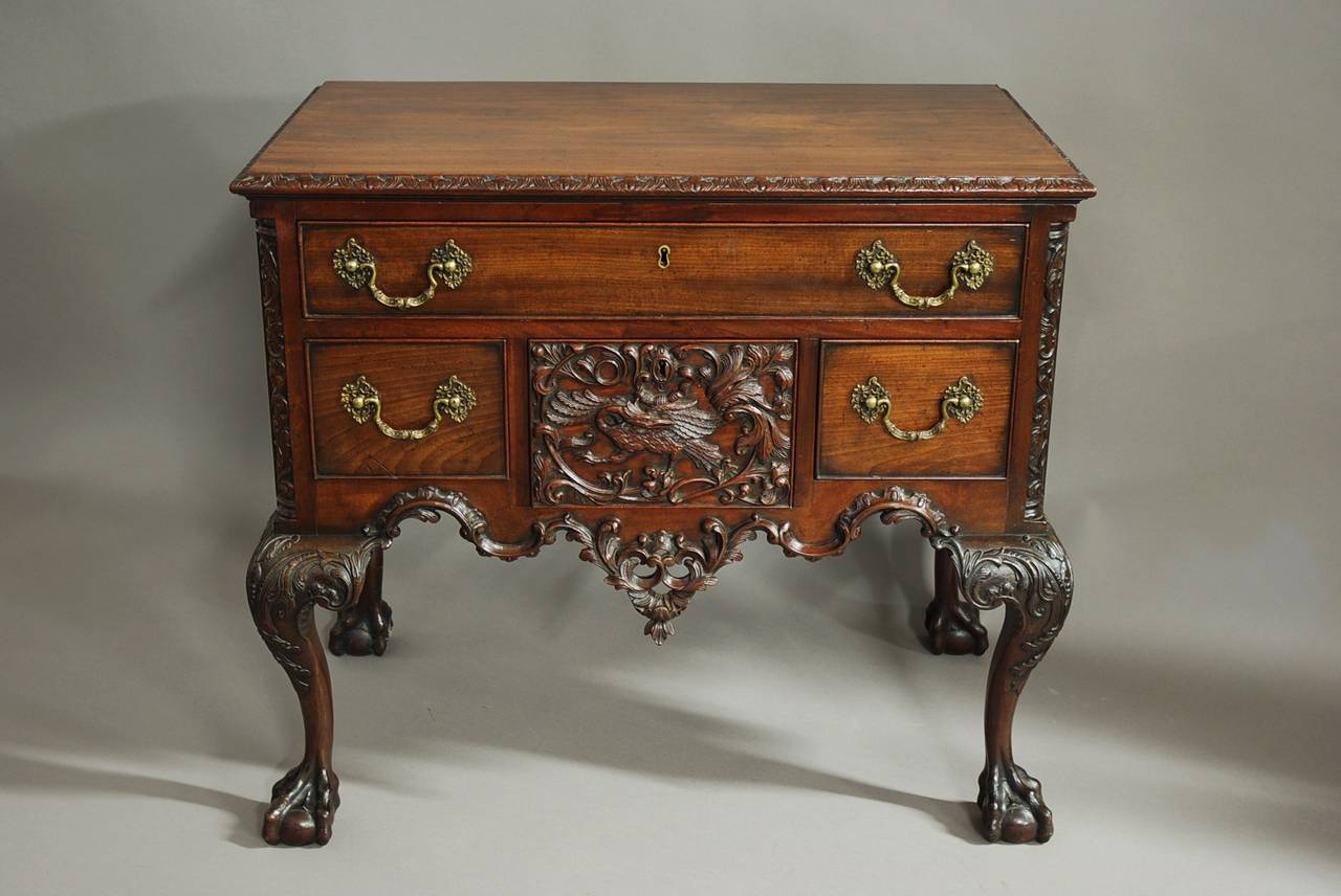A superb quality and rare 19th century mahogany American Chippendale dressing table of fine patina (colour).

This dressing table is of superb quality and has been made in the 18th century style in the manner of Thomas Affleck of Philadelphia