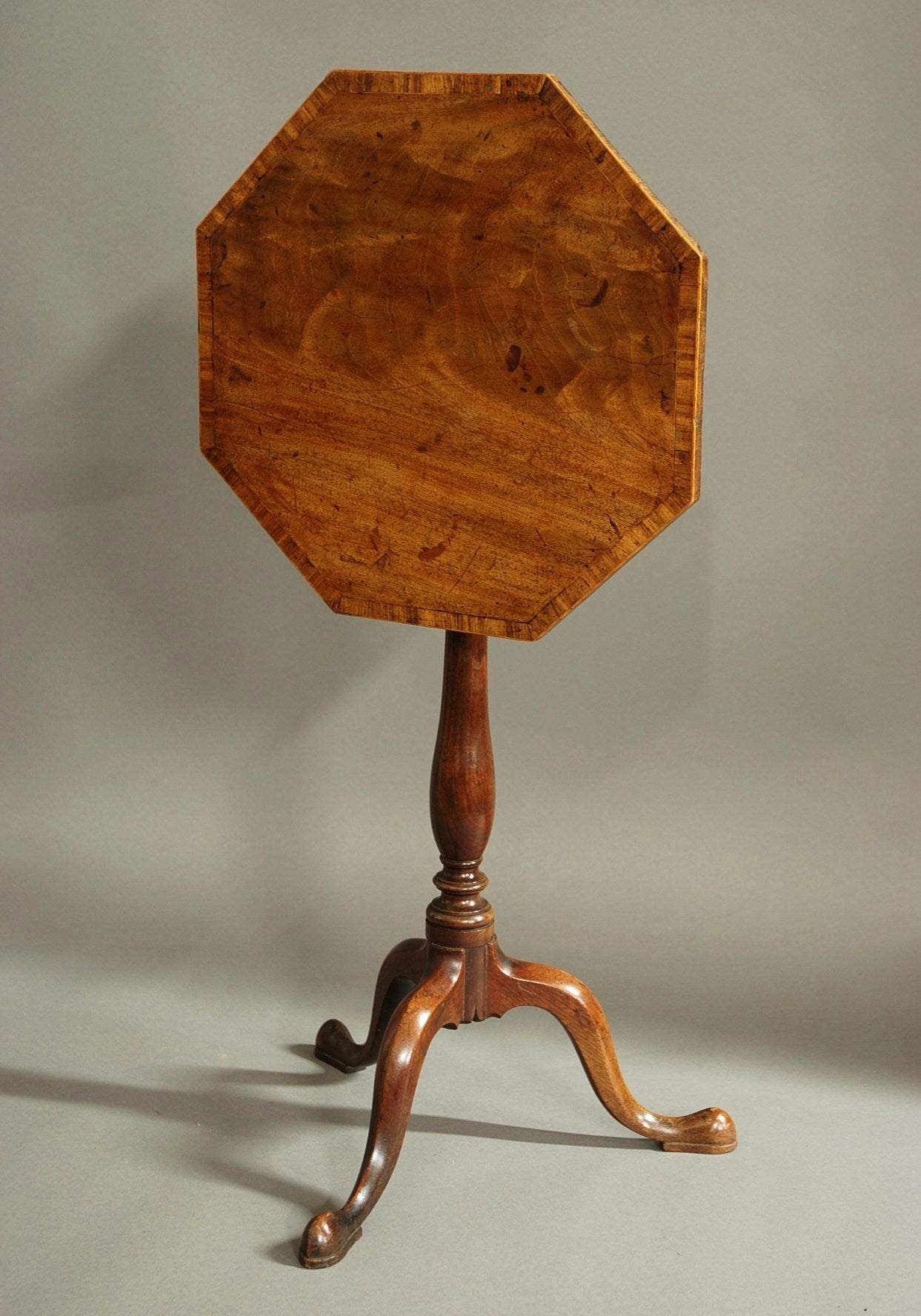 George III Octagonal Mahogany Tilt-Top Table of Superb Patina In Excellent Condition In Suffolk, GB