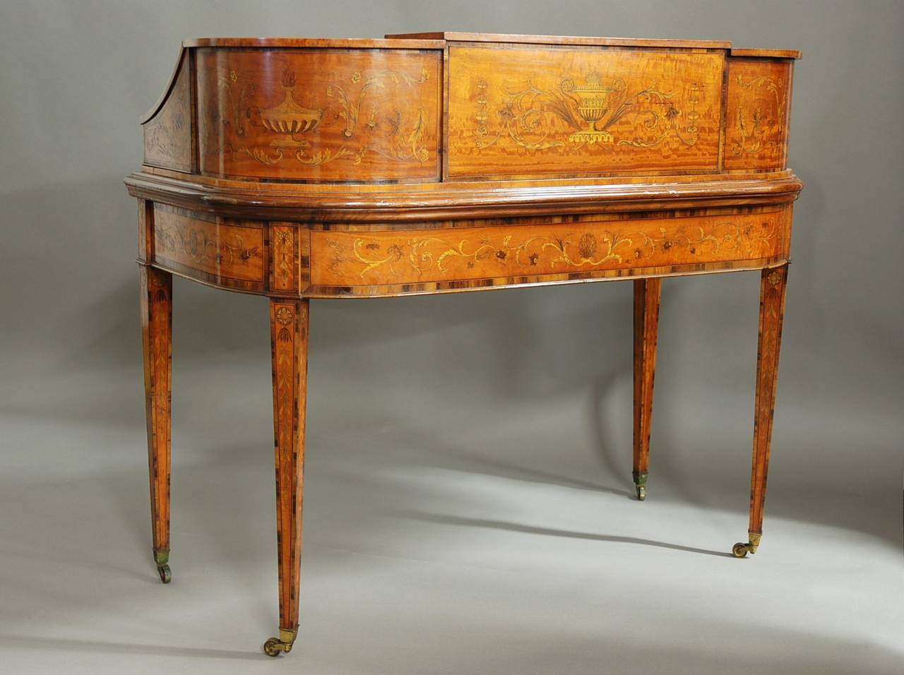 Exhibition quality satinwood inlaid Carlton House desk in the Classical form In Excellent Condition In Suffolk, GB