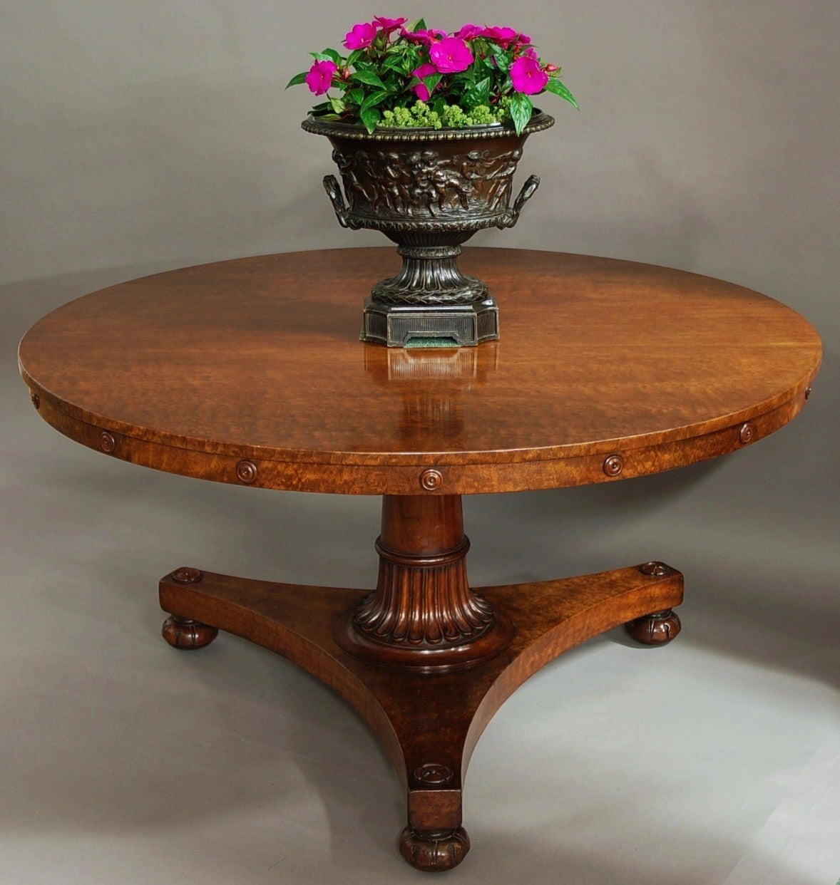 An early to mid-19th century 'plum pudding' mahogany tilt-top table of superb patina and figuring and of large proportions in the style of P & MA Nicholson (1765-1844 and 1796-1842).

This table consist of a superbly figured 'plum pudding'