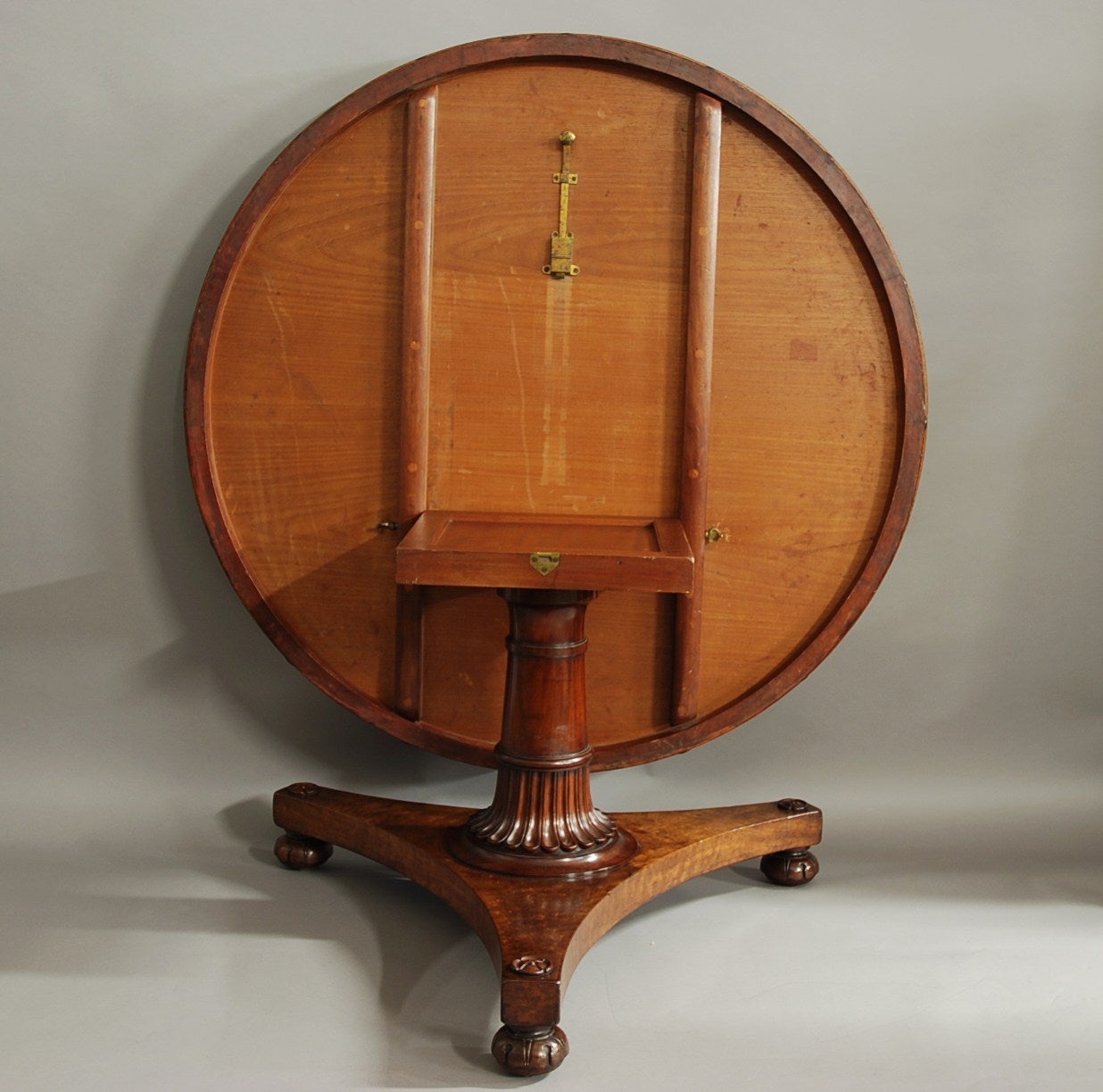 19th Century Superb 'Plum Pudding' Mahogany Tilt-Top Table  In Good Condition In Suffolk, GB