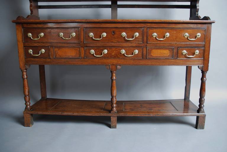 Welsh Oak Pot Board Dresser and Rack of Small Proportions In Good Condition For Sale In Suffolk, GB