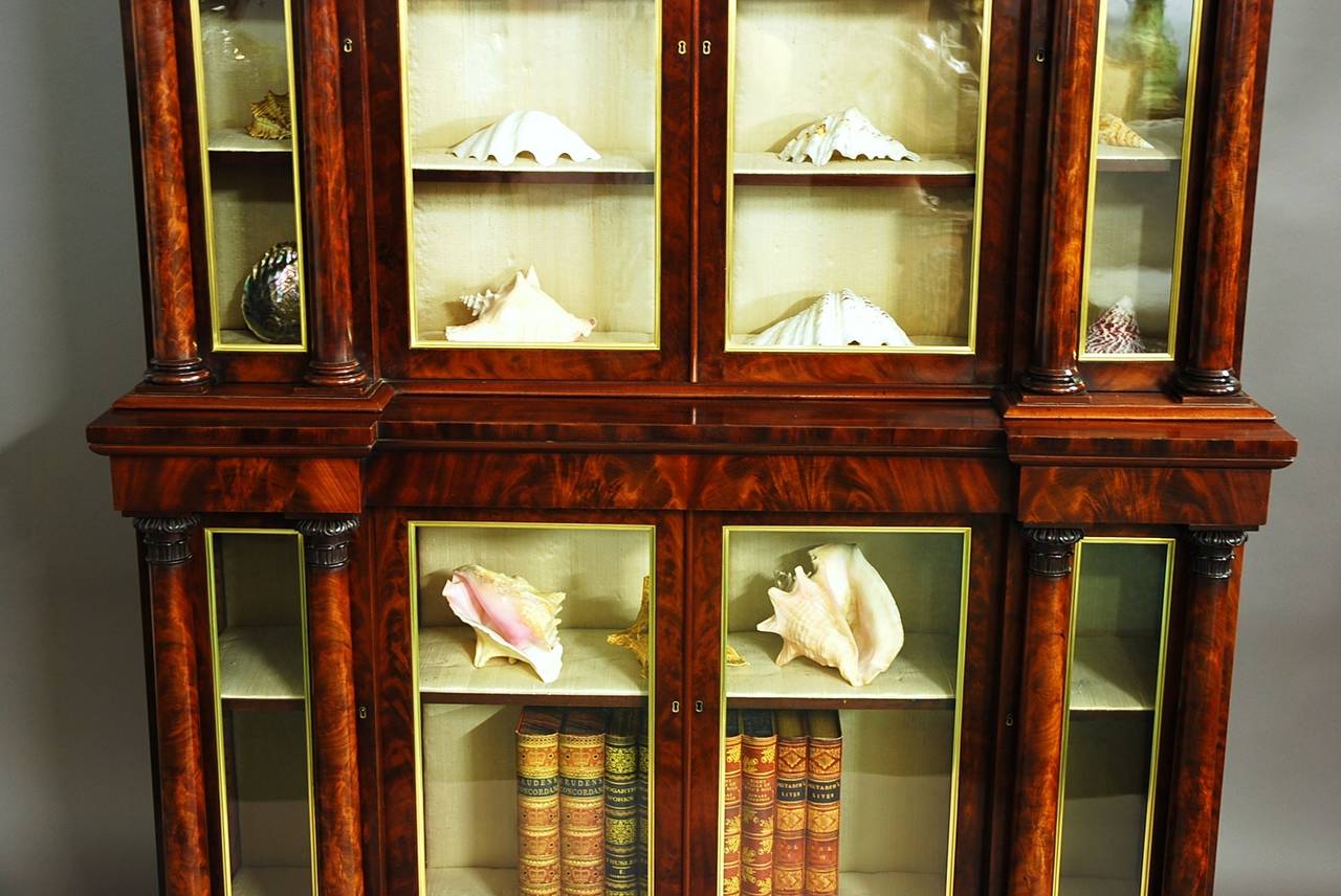 William IV Mahogany Inverted Breakfront Bookcase of Small Proportions In Excellent Condition In Suffolk, GB