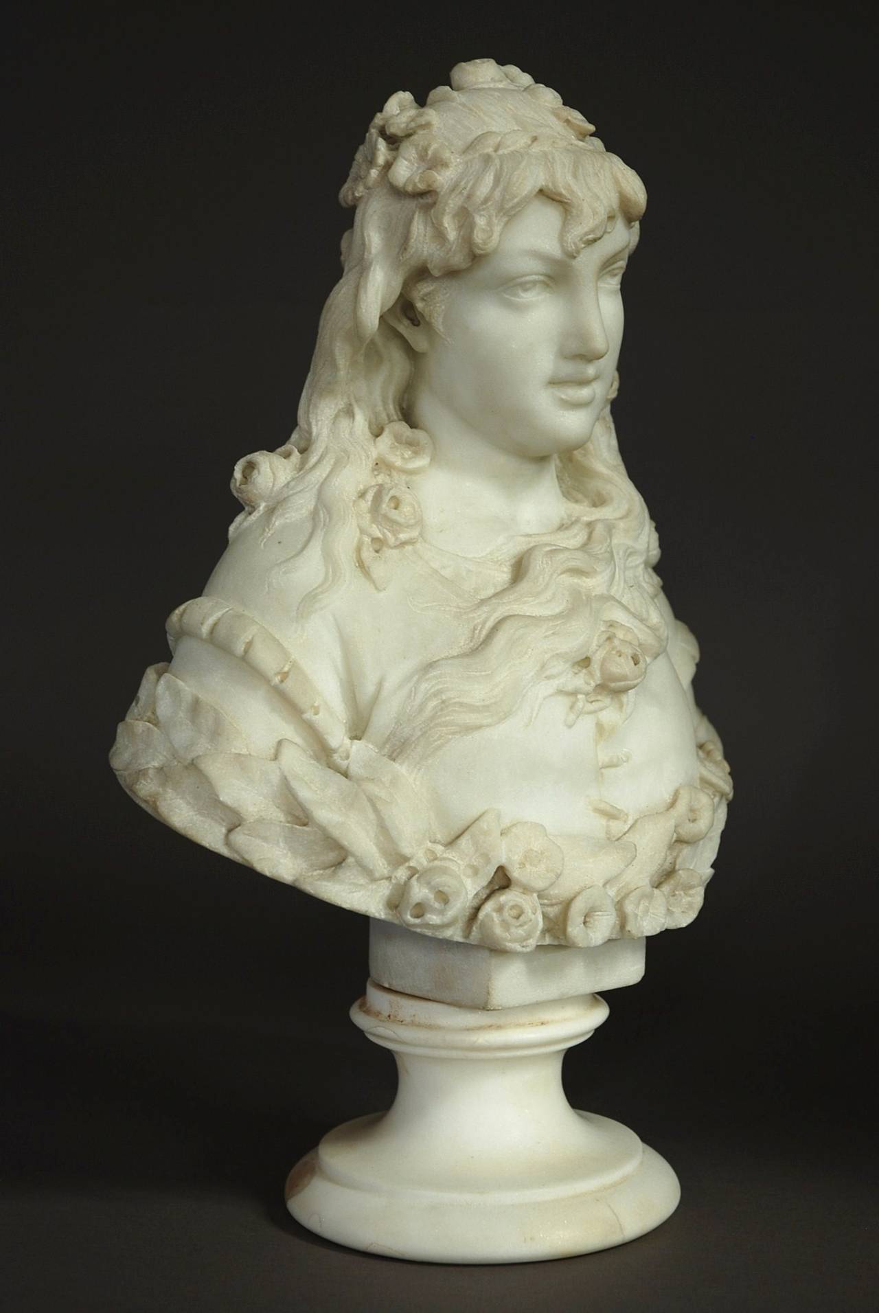 Late 19thc marble bust of a young lady In Excellent Condition In Suffolk, GB