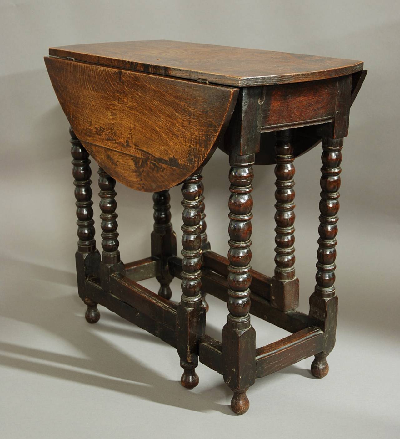 Rare 17th Century Gateleg Table of Small Proportions In Excellent Condition In Suffolk, GB