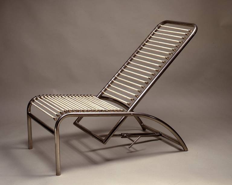 Tubular nickel-plated steel frame. Back and seat composed of elastic expanders “sandows”. Reclining back with crosspiece and tighten handle, underneath the seat.
Model 1930, Edition Formes Nouvelles, circa 1970.