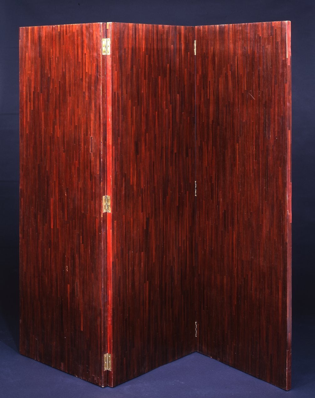 Straw marquetry screen opening on three panels. Darkened mahogany stained on both sides. Unsigned,
circa 1932

Literature : 