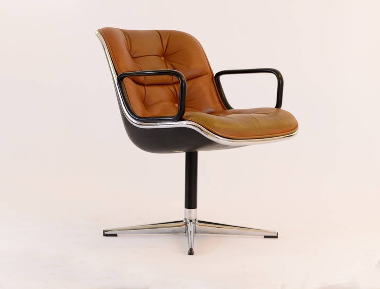 A very early and rare edition of this masterpiece, identifiable on the fact, that there are no wheels and there is no swiveling function on this chair, of which the later models are equipped with. The chrome-plated extruded aluminum frame that