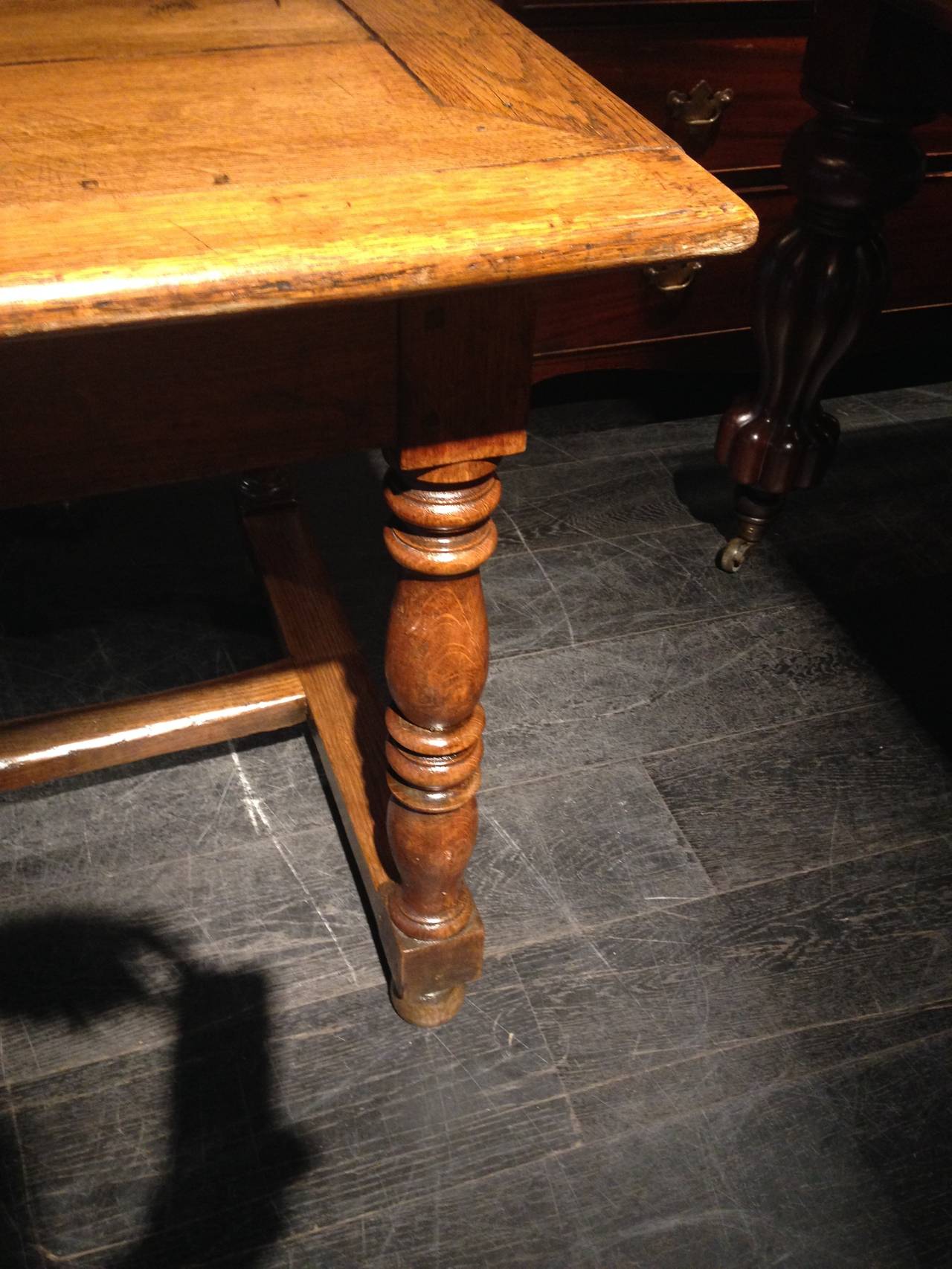 A large 19th century oak table In Good Condition In Antwerp, BE