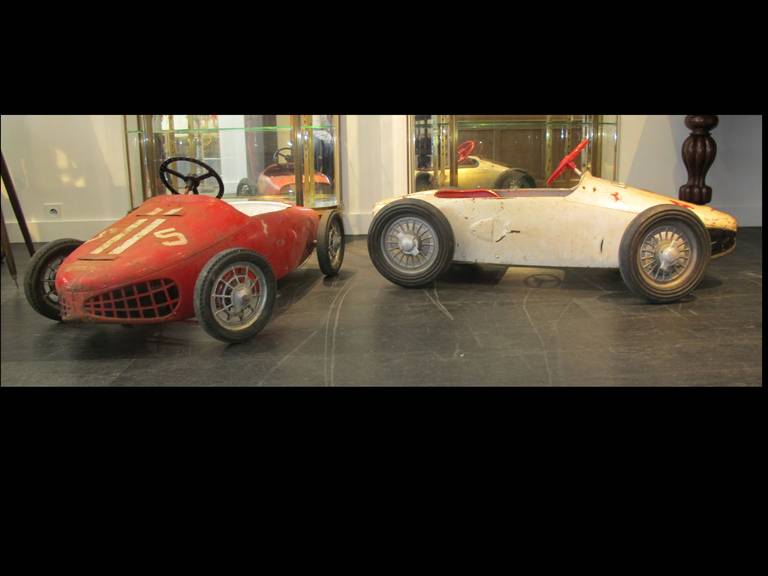 2 Ferrari's 156 Dino sharknose F1 pedal cars, year 1961. 
Colors Rosso Corsa and Bianco.
One owner sincs new, mechanical good, original paint!
Made by Morellet Guerineau in France.
110 cm by 55 cm.

No tyre kickers please! ;-)