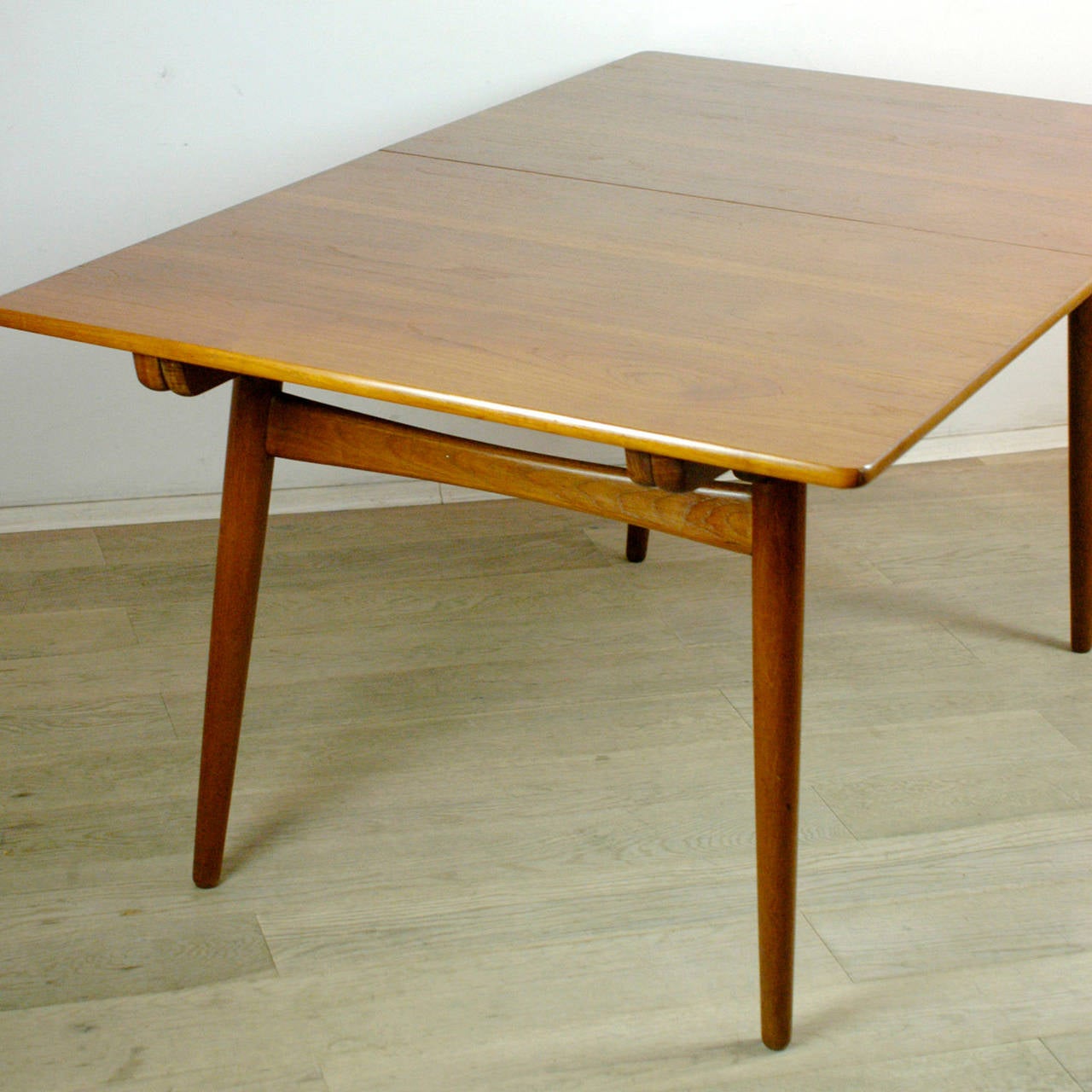 Top quality Scandinavian Modern Teak Dining Table by Hans Wegner.
The two extensions can be stored under the table top.
For up to 10 Persons, extendable up to  240 cm