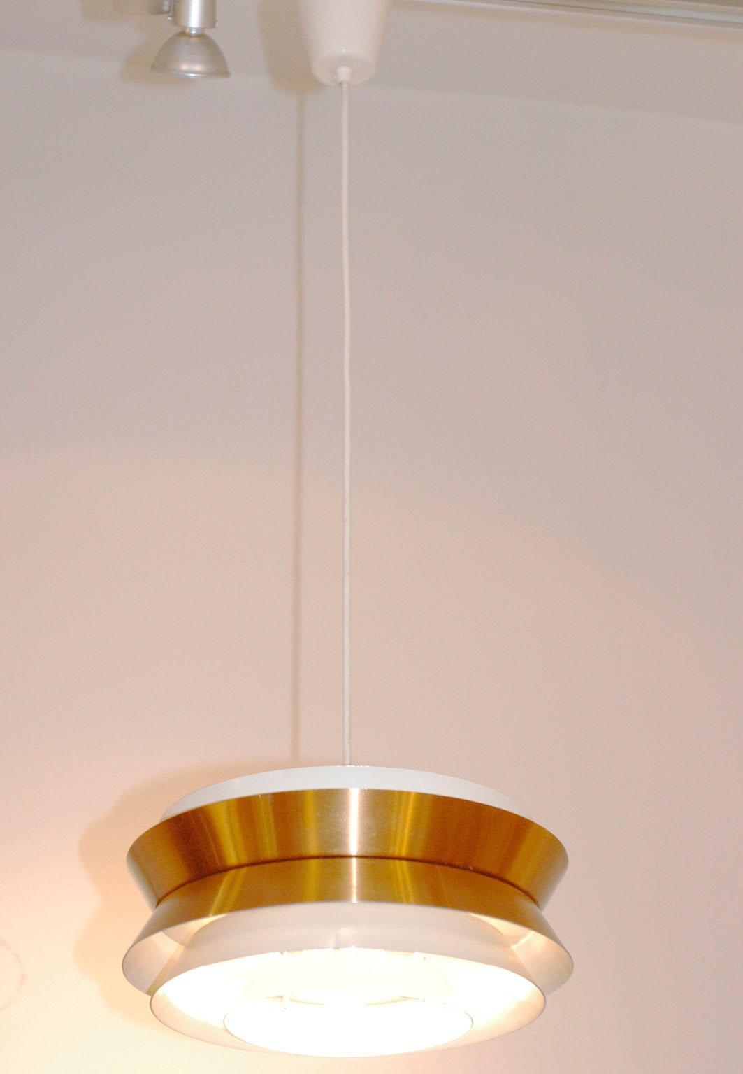 Great Scandinavian Modern pendant lamp, version with white lacquered metal and copper.
Perfect addition to any modern and Mid-Century Modern interior!