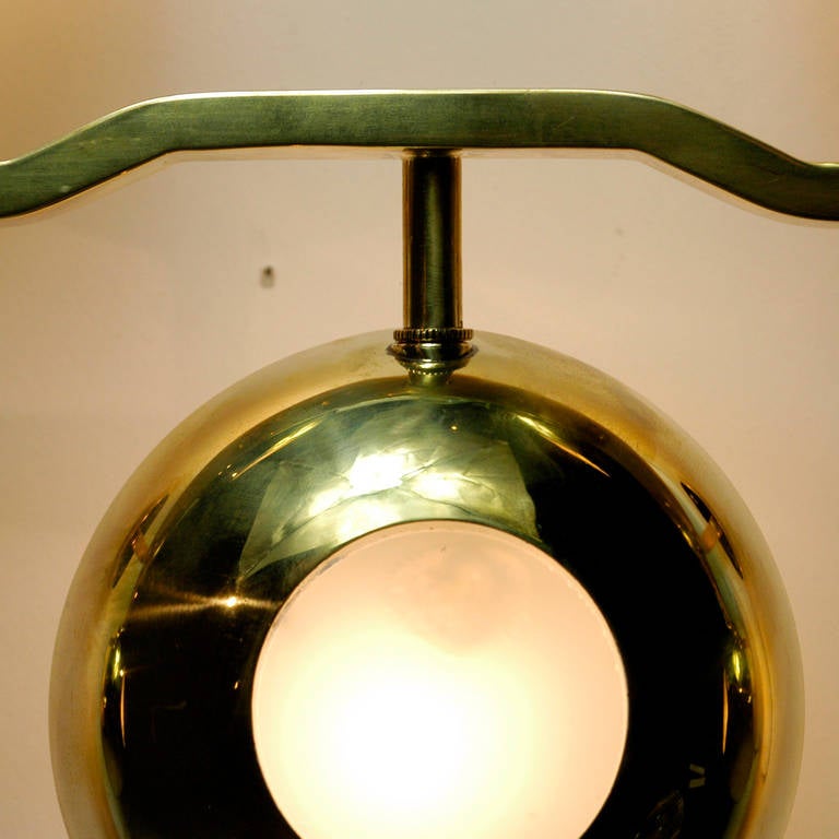 Italian Sculptural, 1950s Brass Wall Light in the Manner of Gino Sarfatti In Good Condition In Vienna, AT