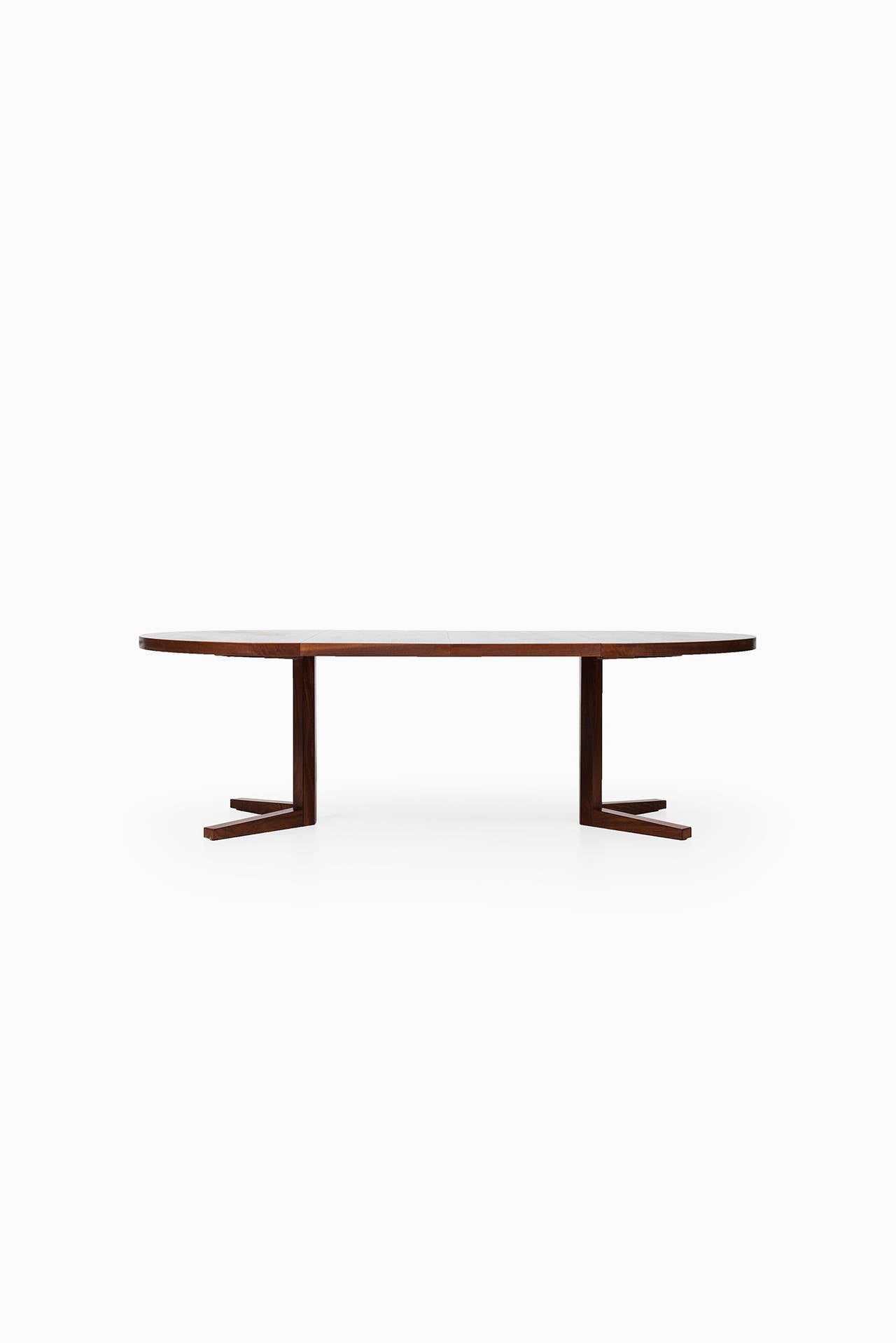 Rare dining table in rosewood model HM25/55 designed by John Mortensen. Produced by Heltborg møbler in Denmark.