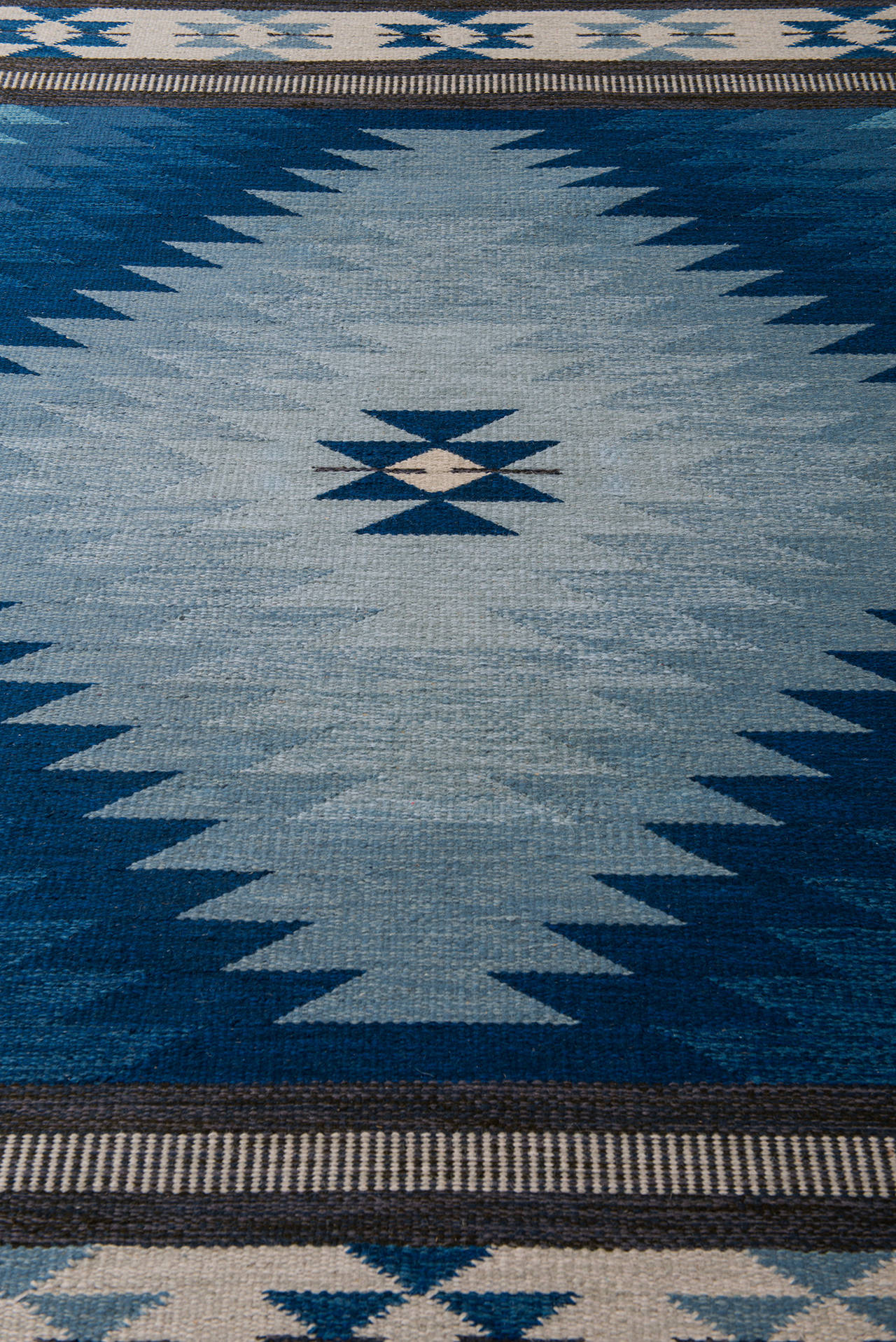 Rare Röllakan Carpet by Unknown Designer In Excellent Condition In Limhamn, Skåne län