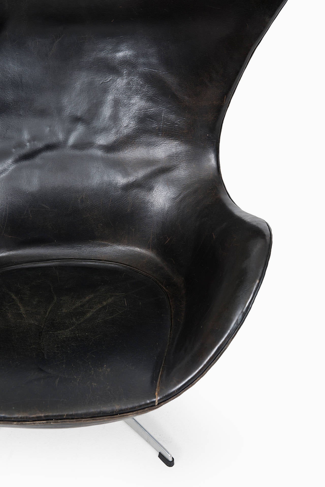 Danish Arne Jacobsen Early Egg Chair in Original Black Leather by Fritz Hansen
