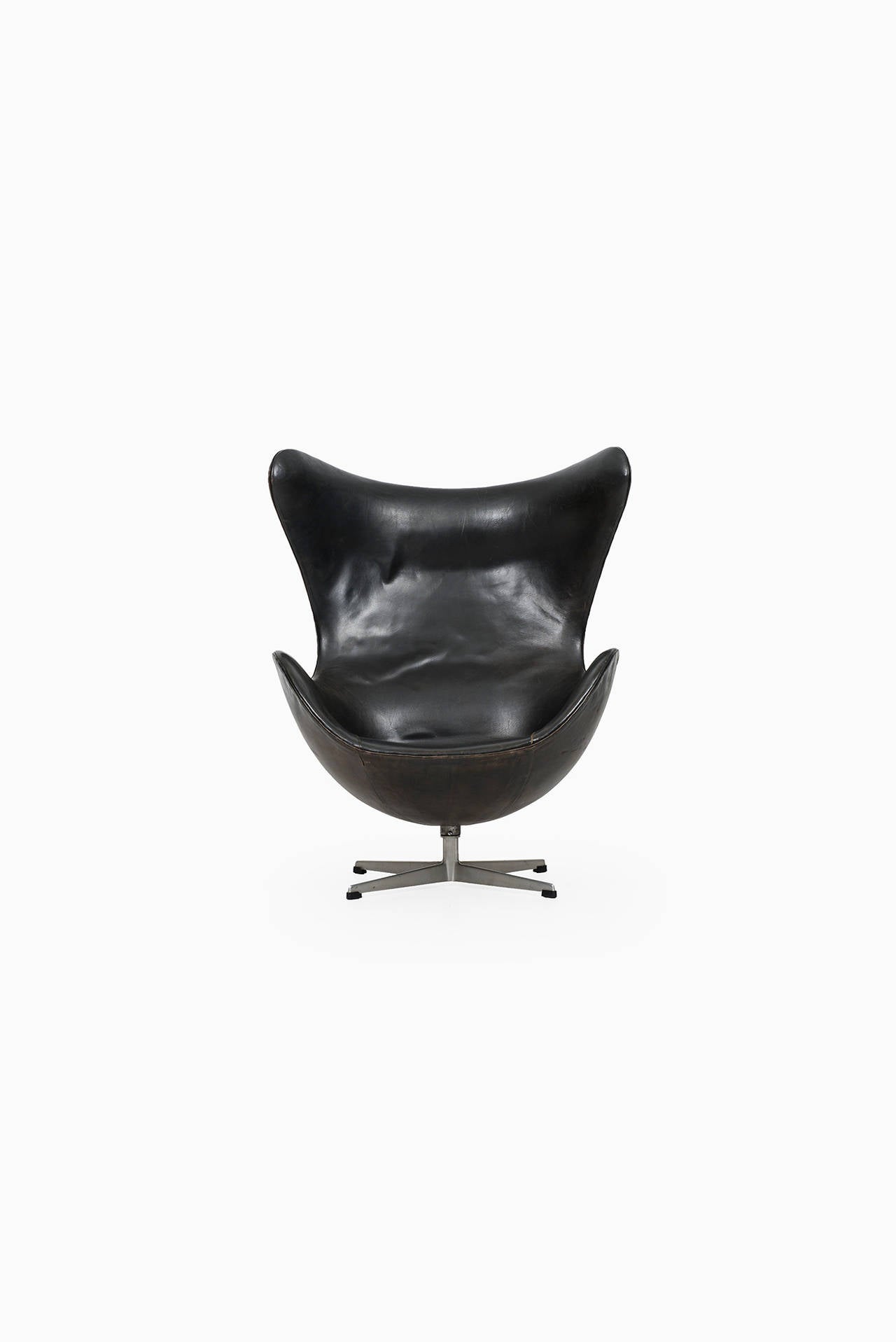 Mid-Century Modern Arne Jacobsen Early Egg Chair in Original Black Leather by Fritz Hansen