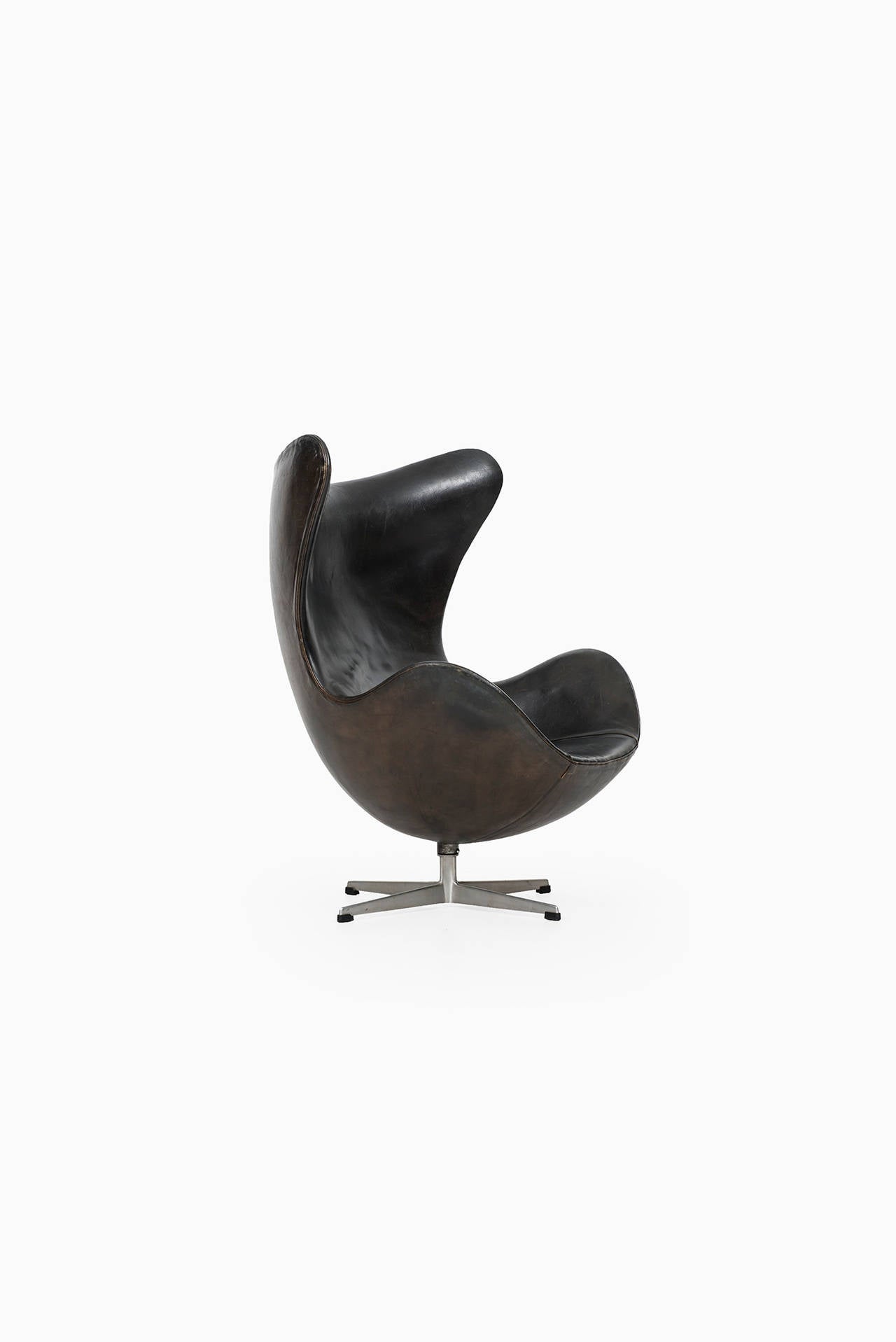 Arne Jacobsen Early Egg Chair in Original Black Leather by Fritz Hansen In Good Condition In Limhamn, Skåne län