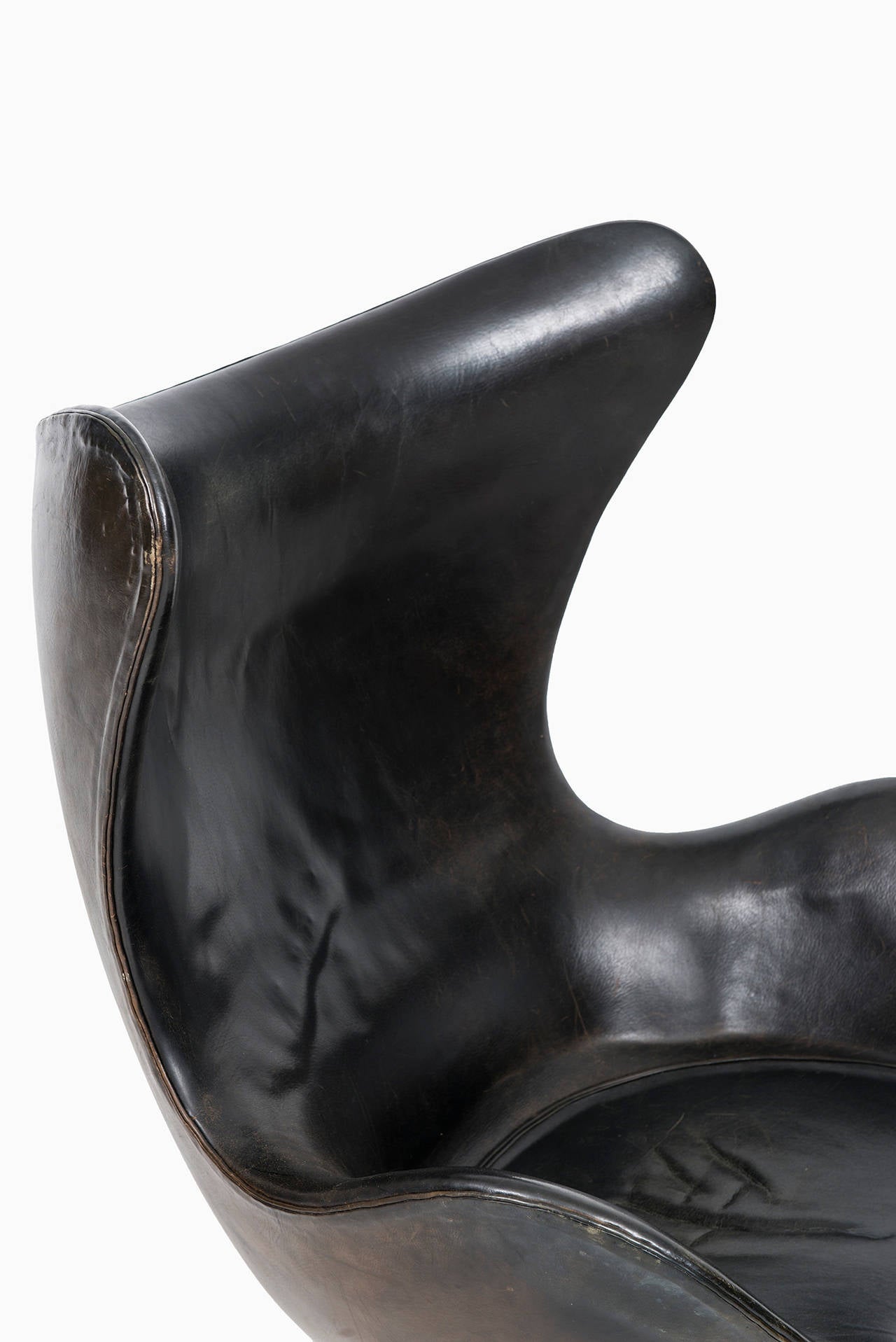 Mid-20th Century Arne Jacobsen Early Egg Chair in Original Black Leather by Fritz Hansen