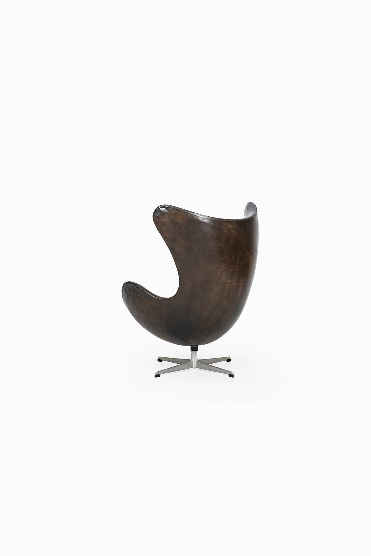 Aluminum Arne Jacobsen Early Egg Chair in Original Black Leather by Fritz Hansen