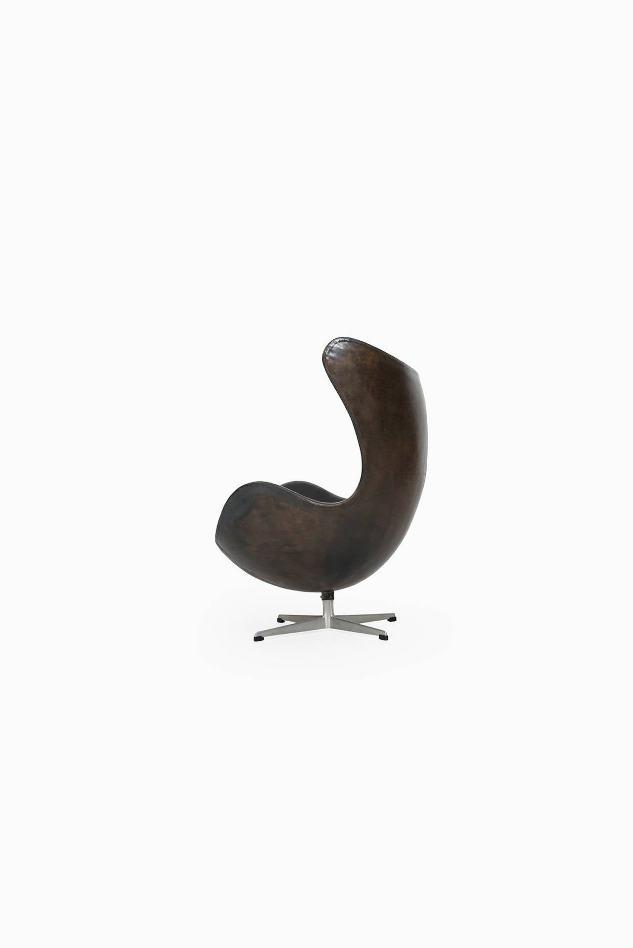 Arne Jacobsen Early Egg Chair in Original Black Leather by Fritz Hansen 1
