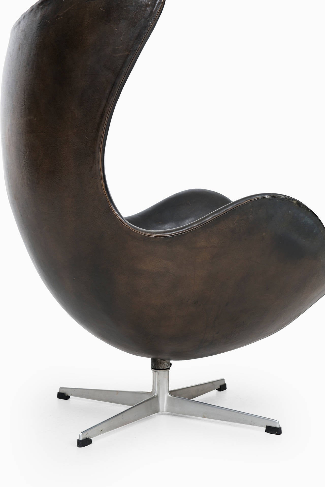 Arne Jacobsen Early Egg Chair in Original Black Leather by Fritz Hansen 2