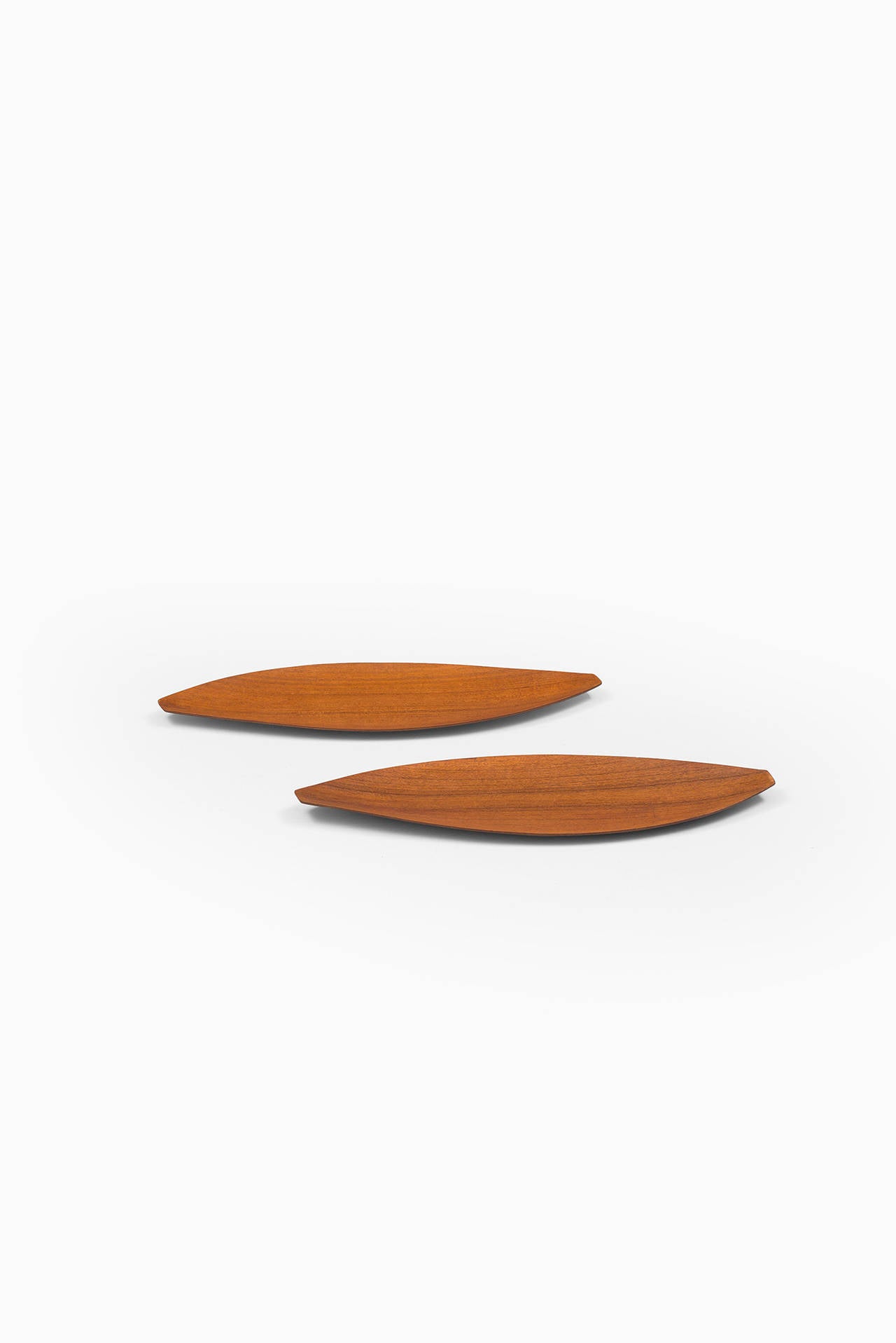A pair of trays in teak designed by Shigemichi Aomine. Produced by N.C.C. (National Crafts Council) in Japan.