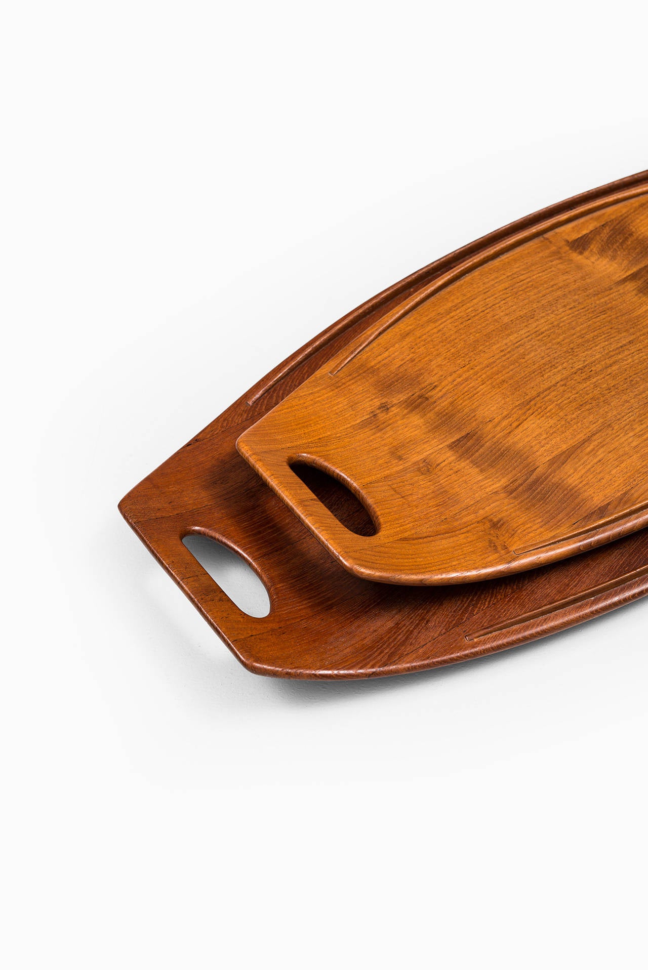 A pair of serving trays in teak designed by Jens Quistgaard. Produced by Dansk in Denmark. Big size: 850 €, small size: 650 €