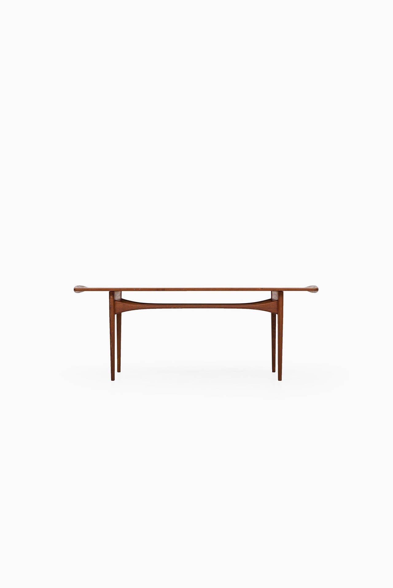 Rare coffee table model FD-503 in solid teak designed by Tove & Edvard Kindt-Larsen. Produced by France & Daverkosen in Denmark.