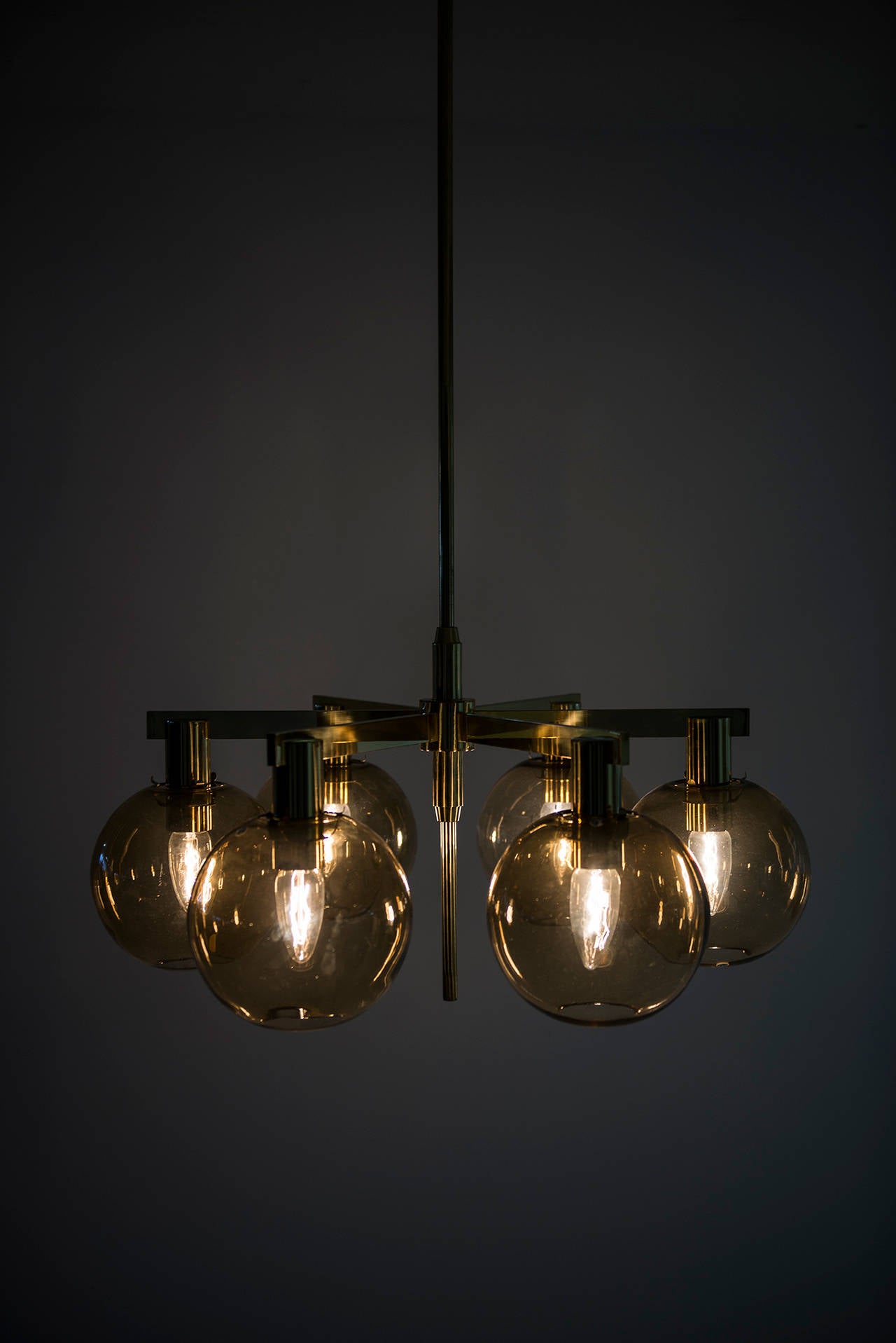 Mid-Century moderno Lampada da soffitto Hans-Agne Jakobsson in ottone e vetro in vendita