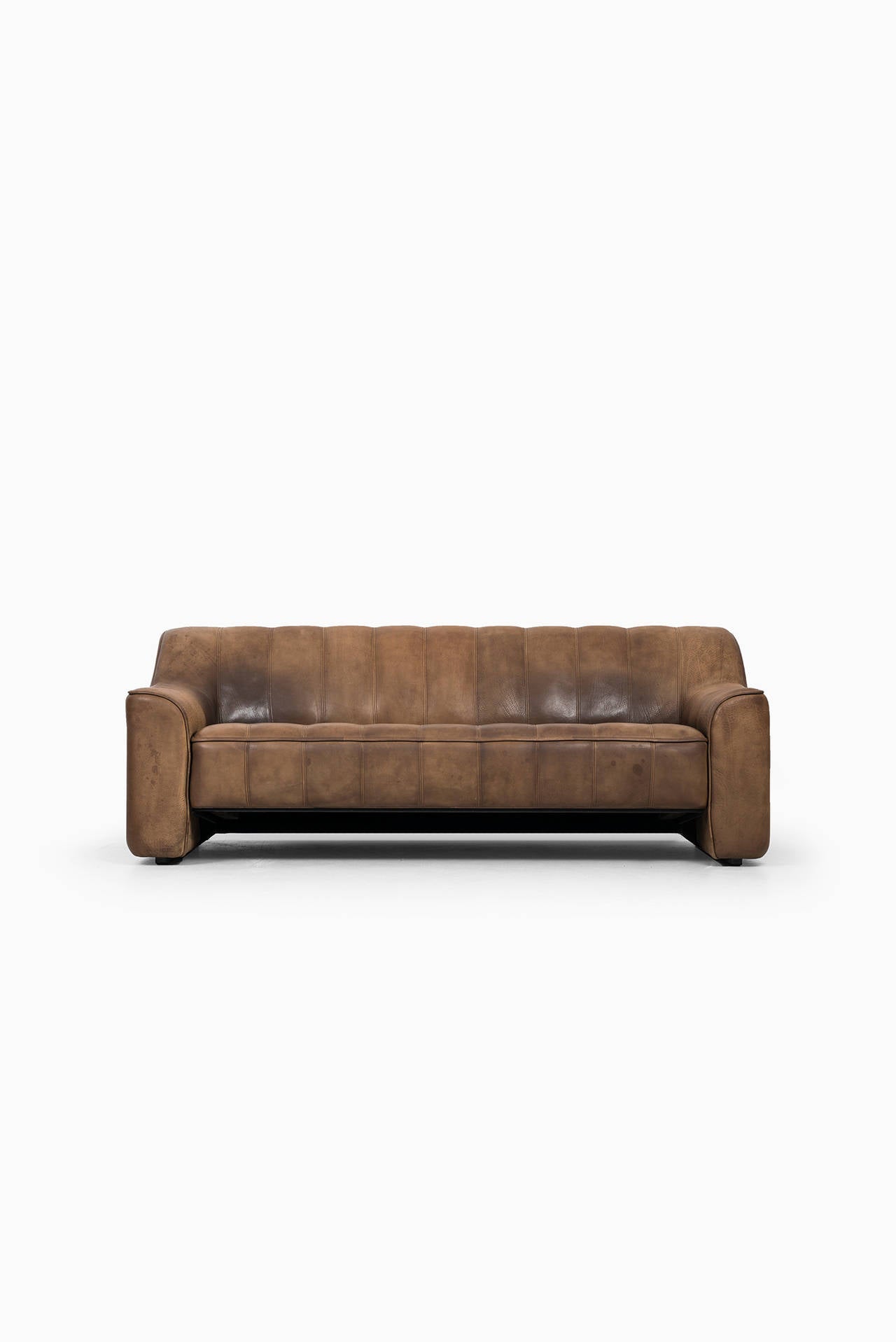 Seltenes Sofa und Sessel Modell DS-44 in dickem Büffelleder mit schöner Patina. Produziert von De Sede in der Schweiz. Zwei verstellbare Sitzpositionen.