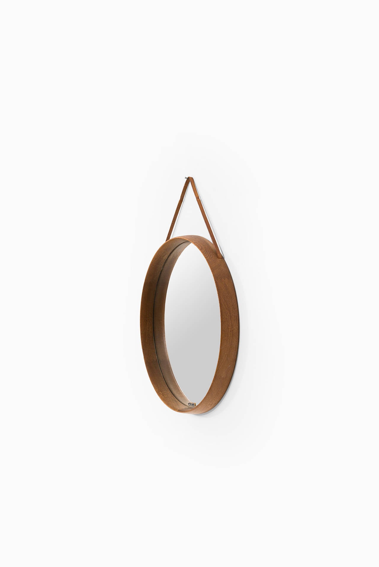 Round mirror in oak designed by Uno & Östen Kristiansson. Produced by Luxus in Vittsjö, Sweden.