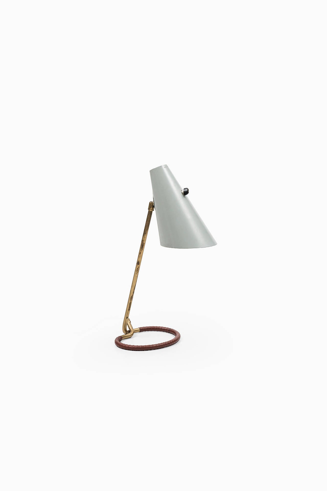 Hans Bergström table lamp model no. 711. Produced by Ateljé Lyktan in Åhus, Sweden.