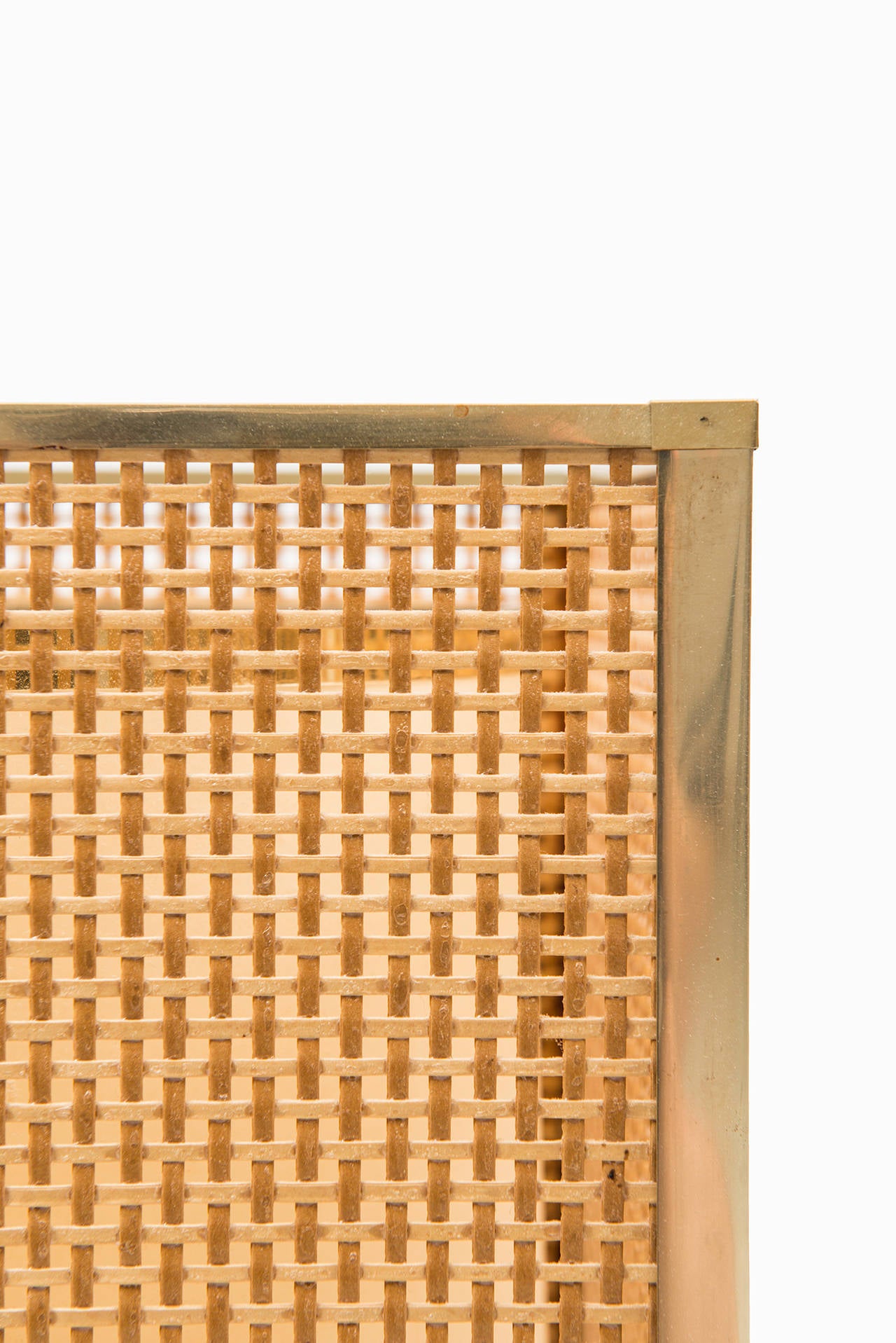 Rare Fili Mannelli table lamp in travertine, woven cane and brass. Produced in Italy.
