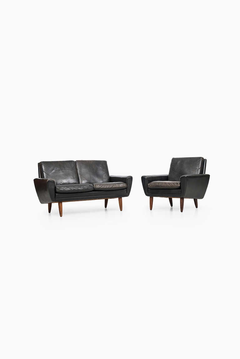 Georg Thams sofa and easy chairs in rosewood and black leather. Produced by Vejen polstermøbelfabrik in Denmark.