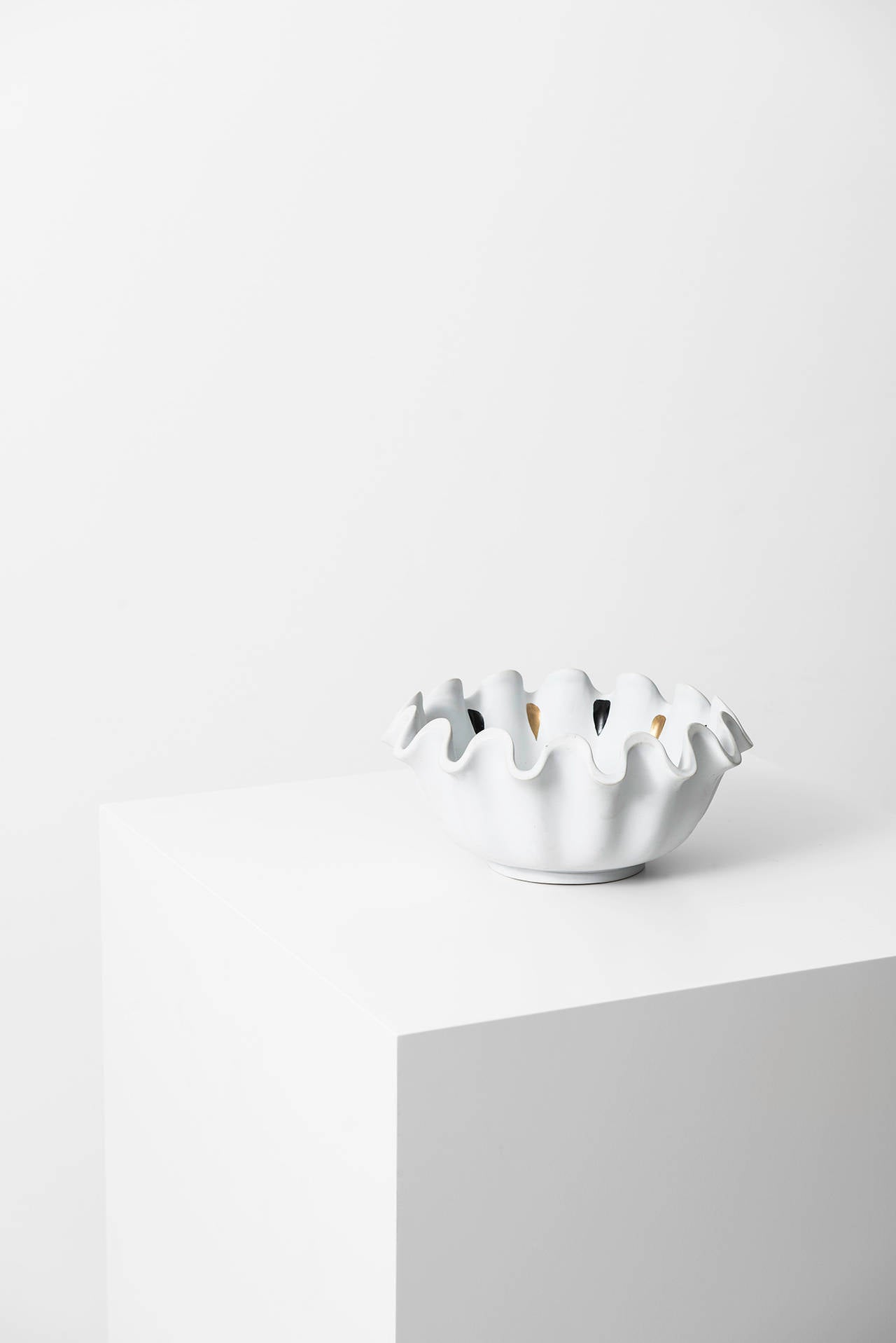 Ceramic bowl model Våga designed by Wilhelm Kåge. Produced by Gustavsberg in Sweden.