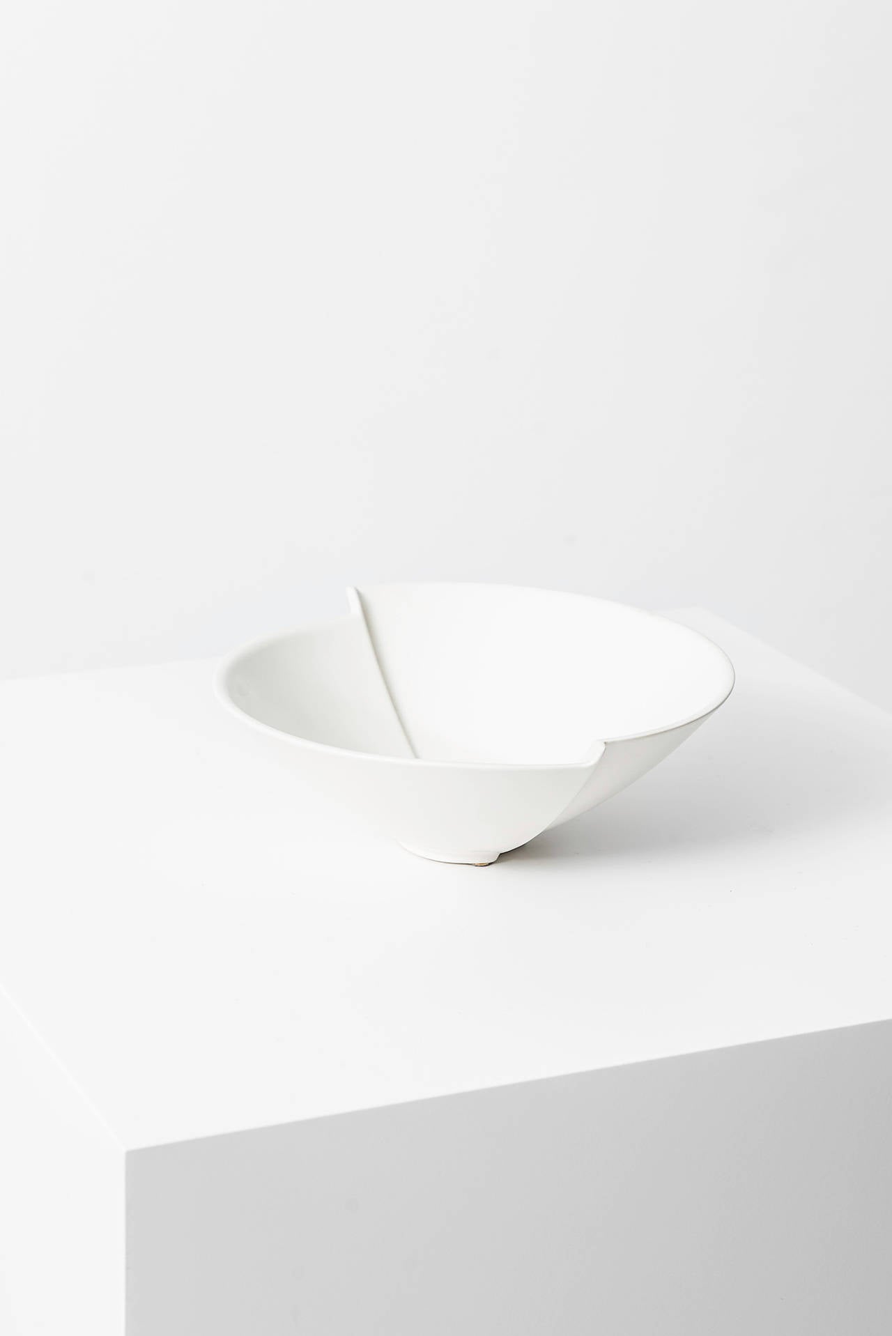 Wilhelm Kåge Ceramic Bowl Model Surrea by Gustavsberg in Sweden In Excellent Condition For Sale In Limhamn, Skåne län