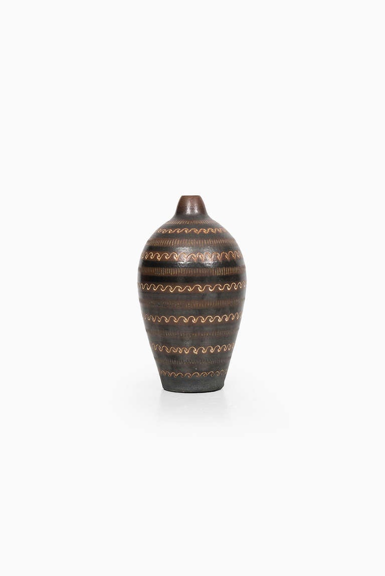 Salt glazed stoneware urn designed by Arthur Andersson. Produced by Wallåkra in Sweden.