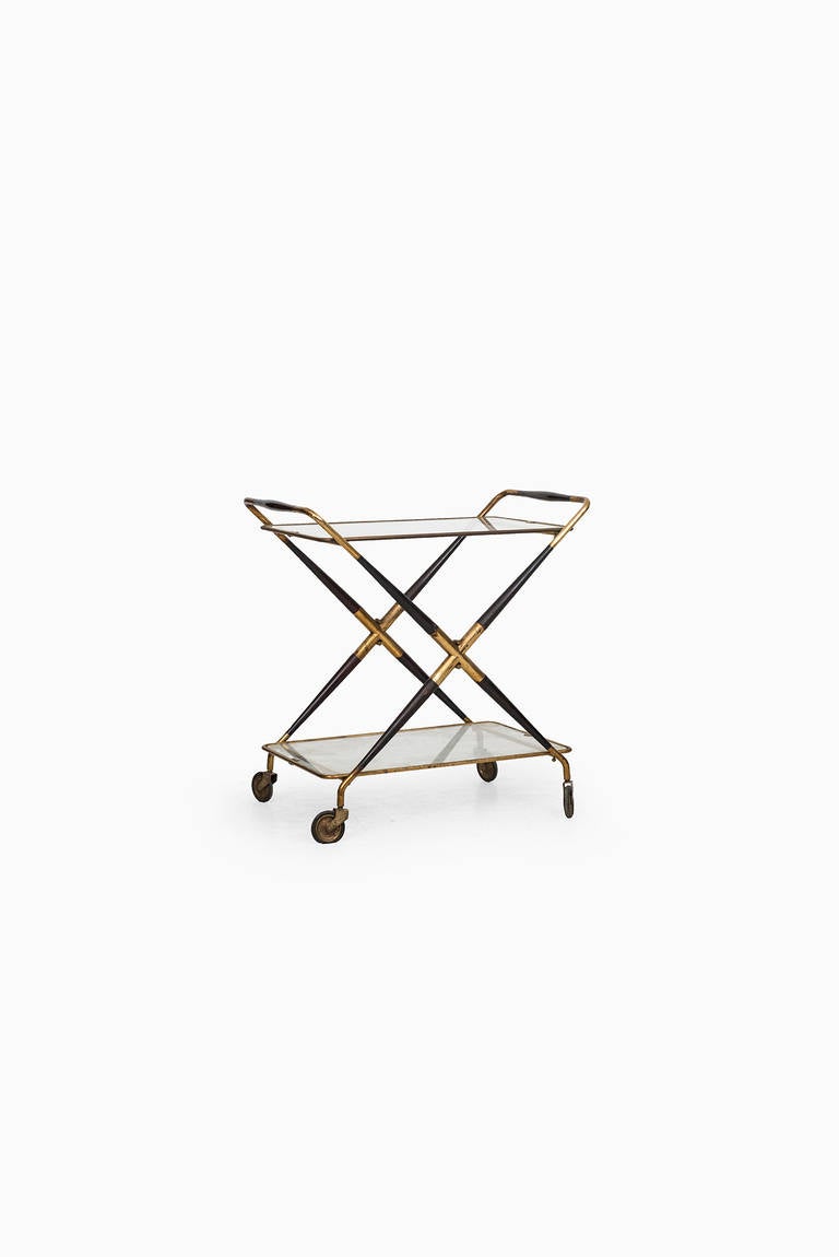 Cesare Lacca trolley in brass and glass produced in Italy.