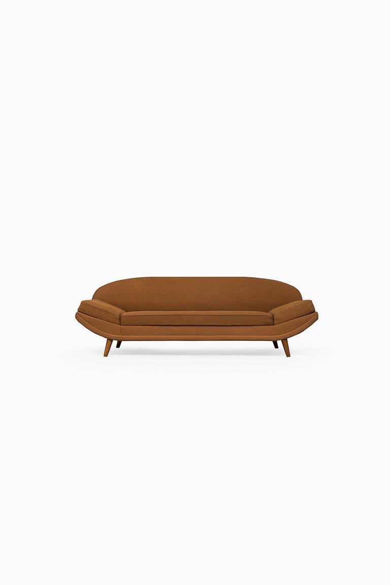 Rare Folke Jansson sofa or daybed produced by SM Wincrantz in Sweden.
