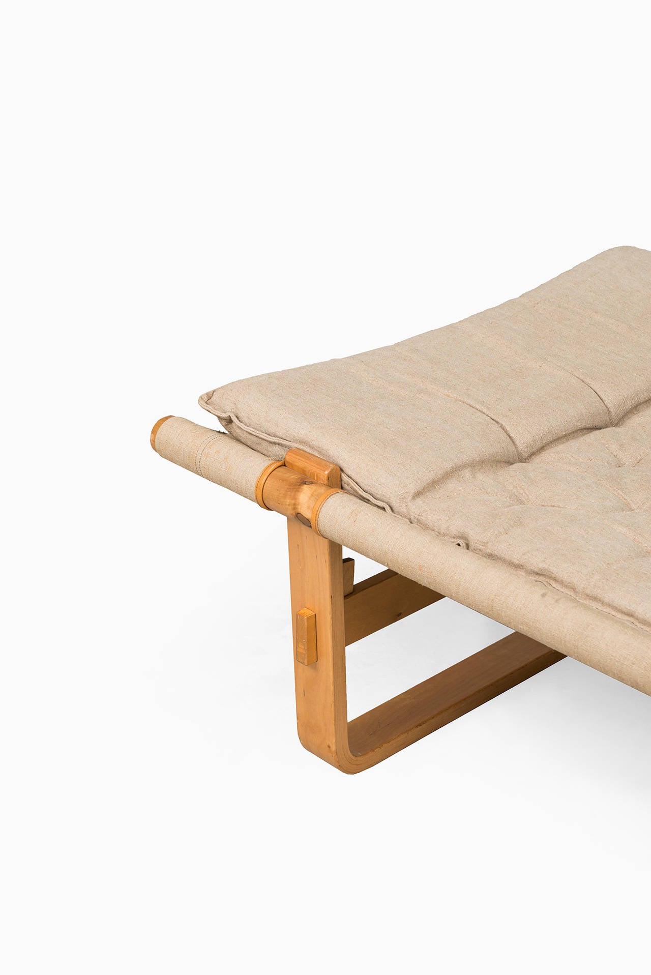 Retro daybed in birch bentwood and beige canvas with brown leather details 3