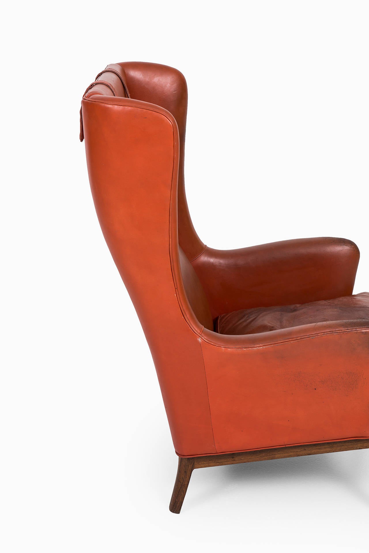 Arne Norell wingback easy chair in rosewood and leather by Norell AB in Sweden In Good Condition In Limhamn, Skåne län